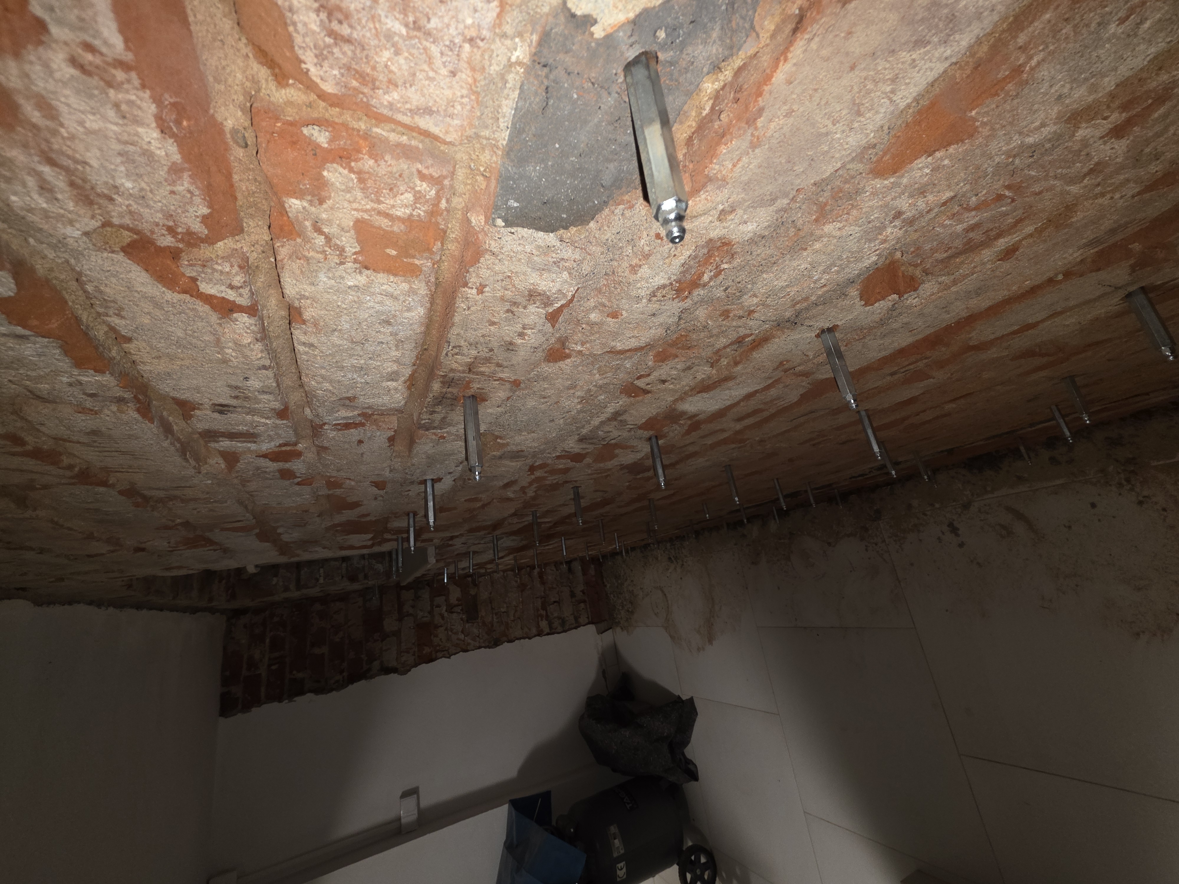 Iniekcja kurtynowa ceglany mur piwnica