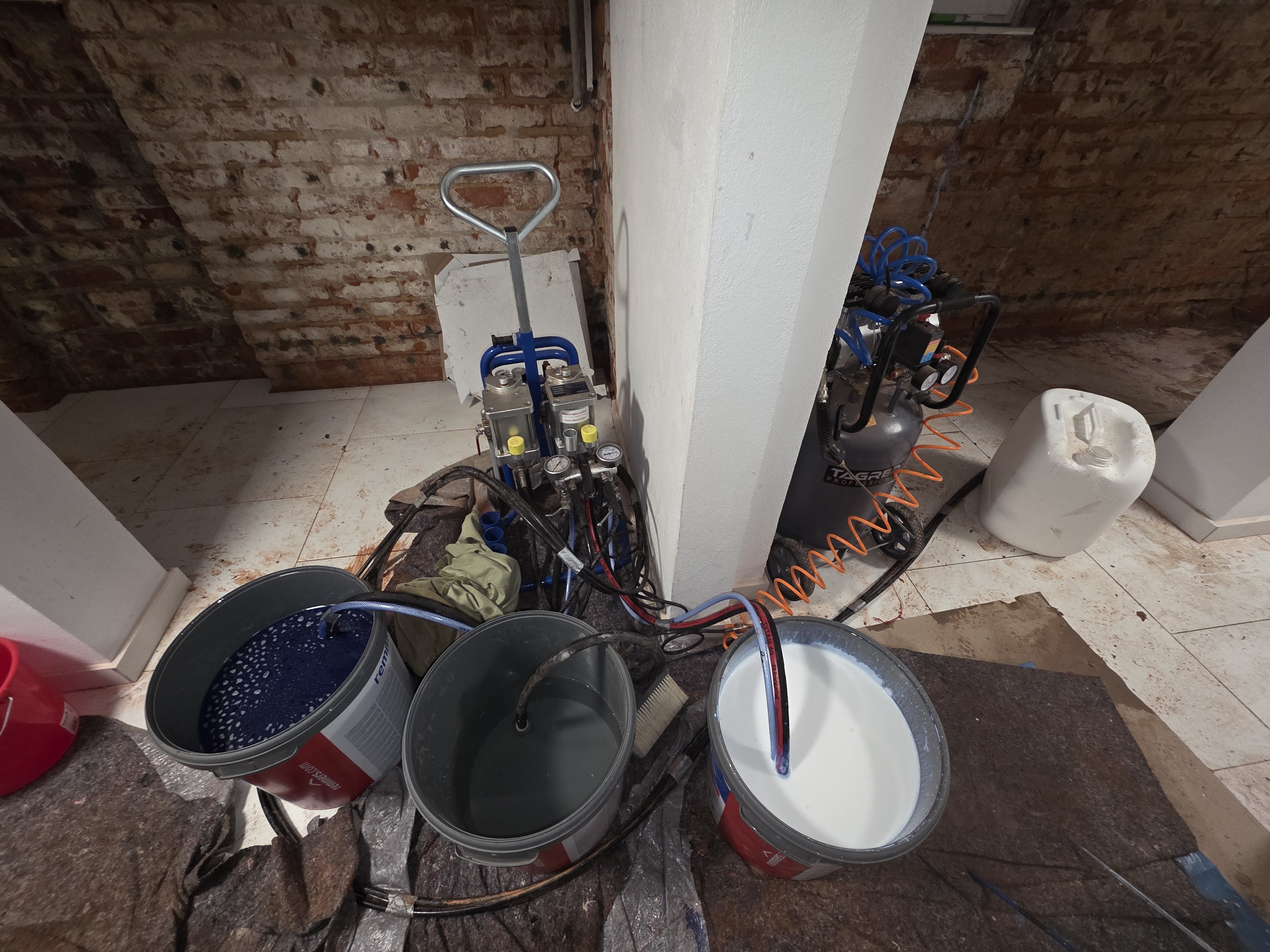 Tworzenie izolacji zewnętrznej poprzez iniekcję kurtynową od wewnątrz budynku