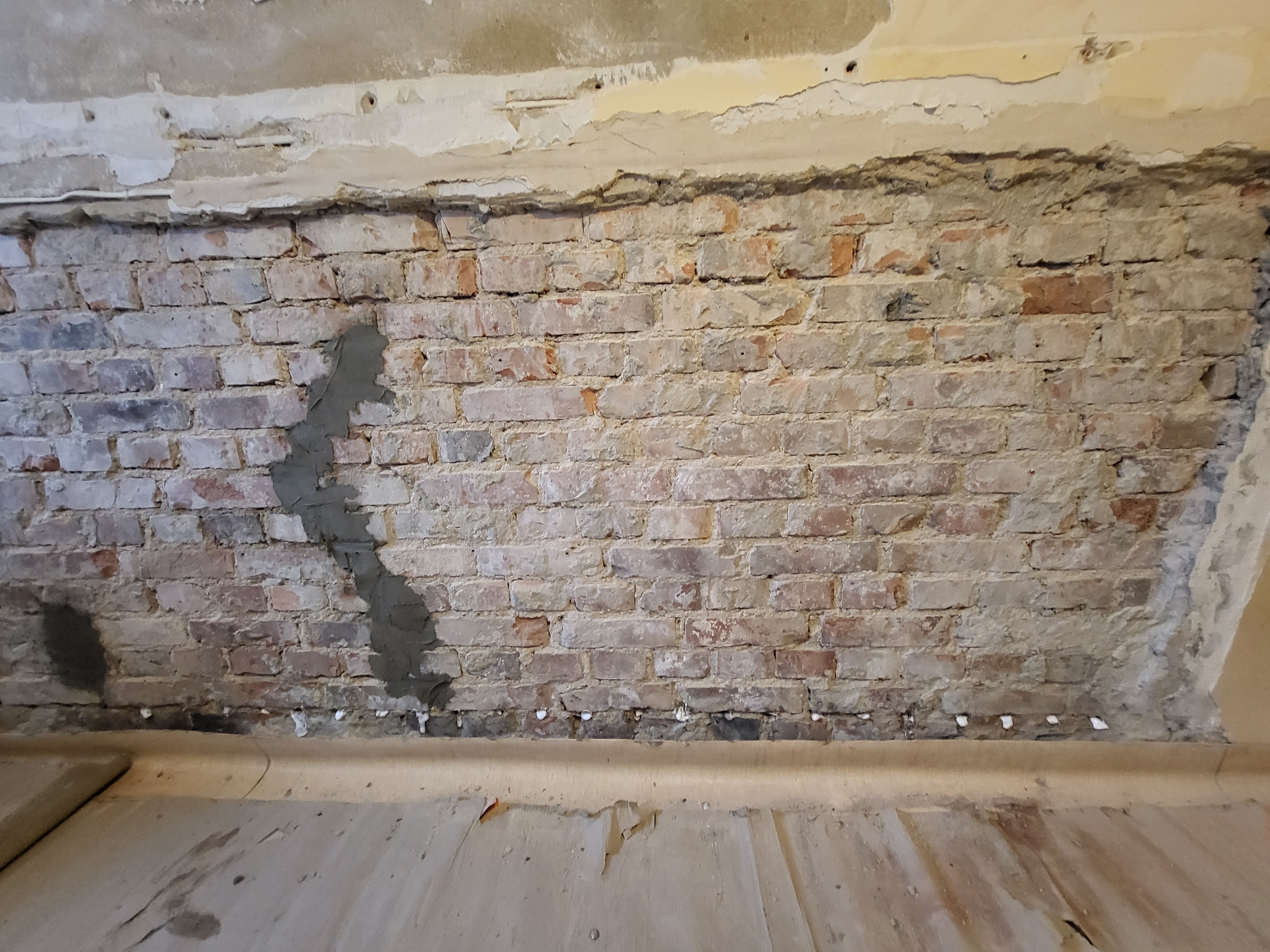 Pakery iniekcyjne osadzone w murze podczas izolacji