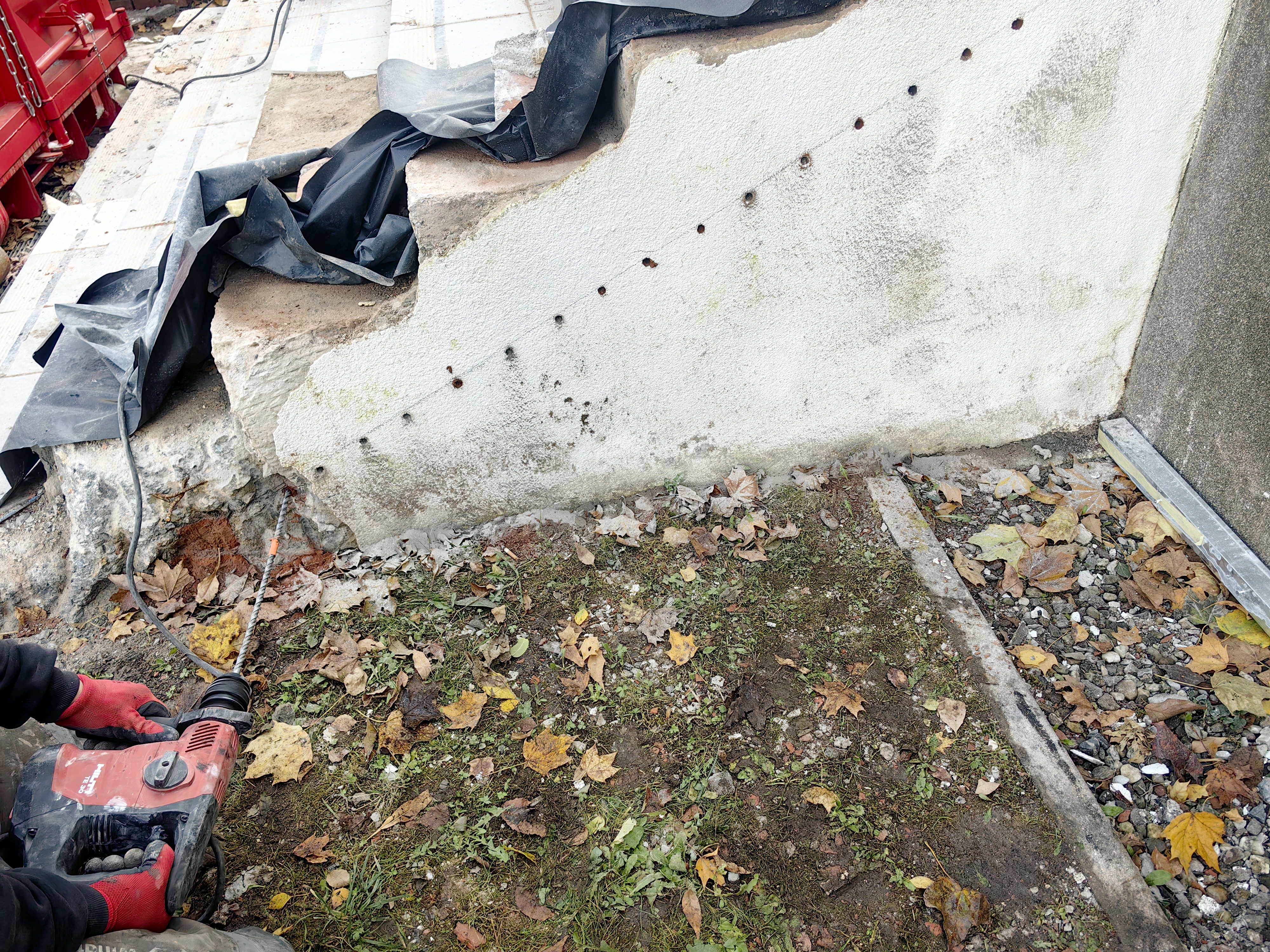 Wiercenie otworów pod iniekcję przeciwwilgociową w ceglanej ścianie