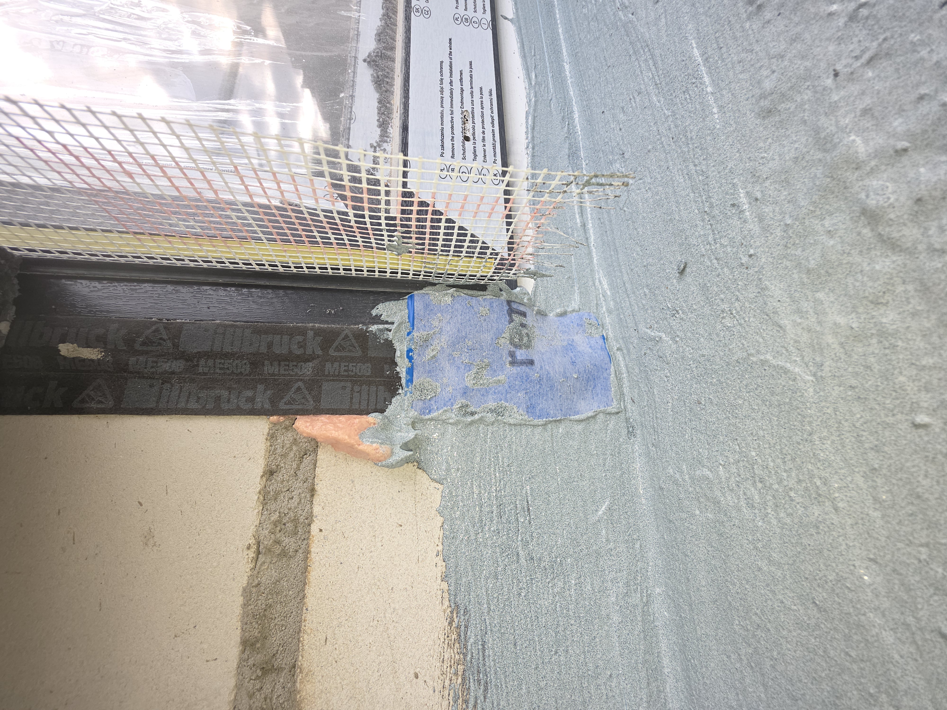 Wklejanie taśm uszczelniających na balkonie we Wrocławiu