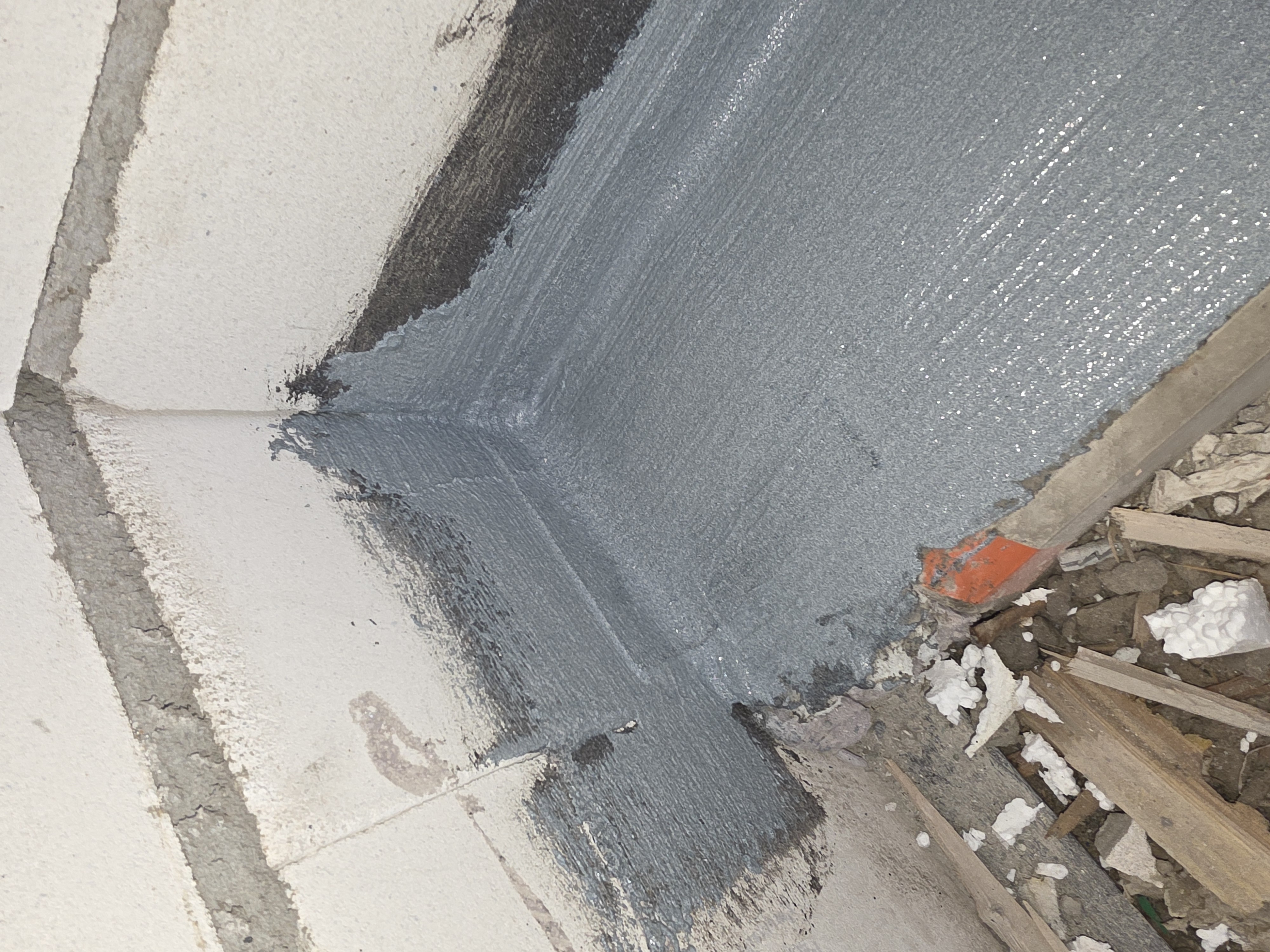 Aplikacja profesjonalnej masy uszczelniającej Remmers MB 2K na balkonach