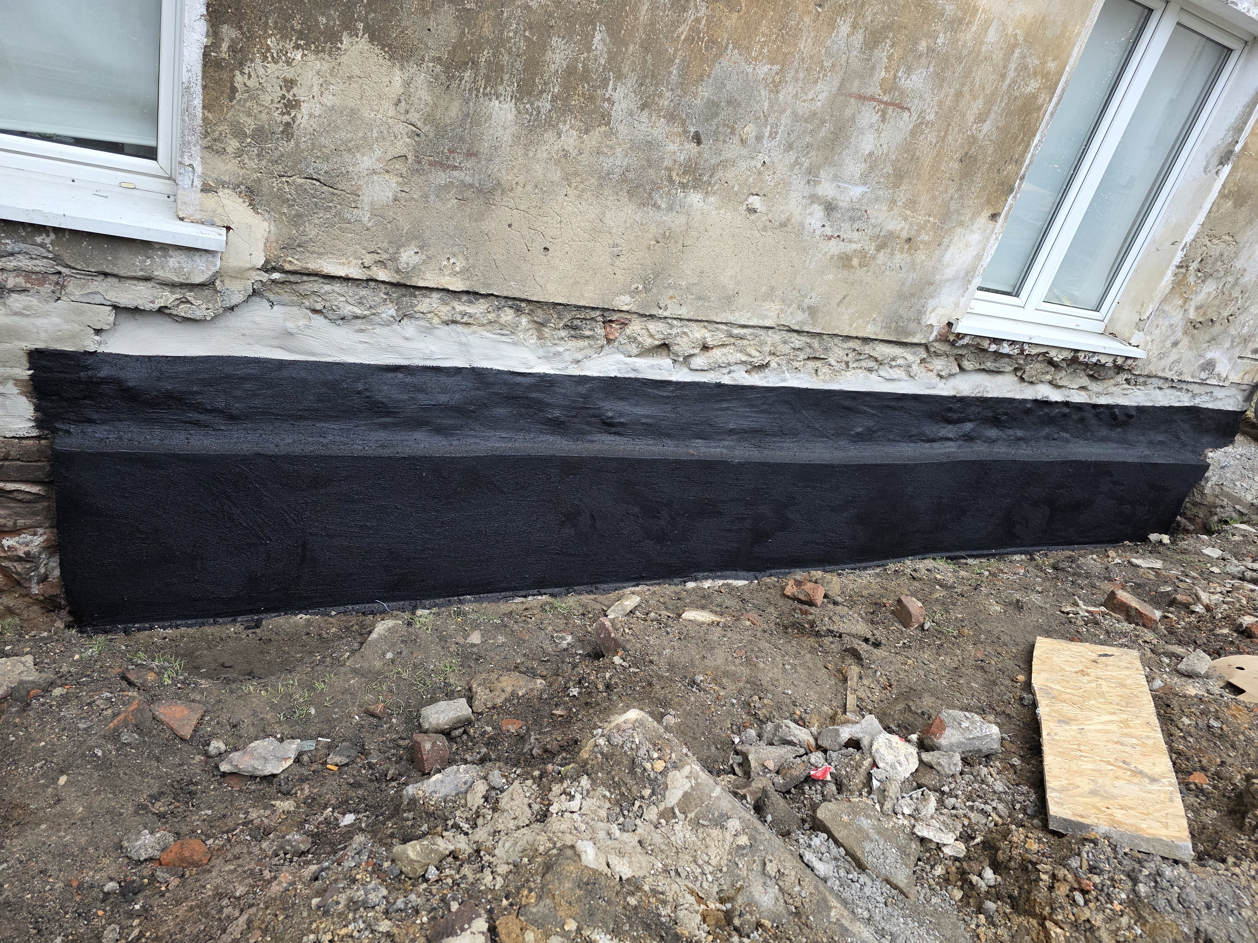 Aplikacja masy bitumicznej KMB oraz ciężka izolacja przeciwwodna fundamentu