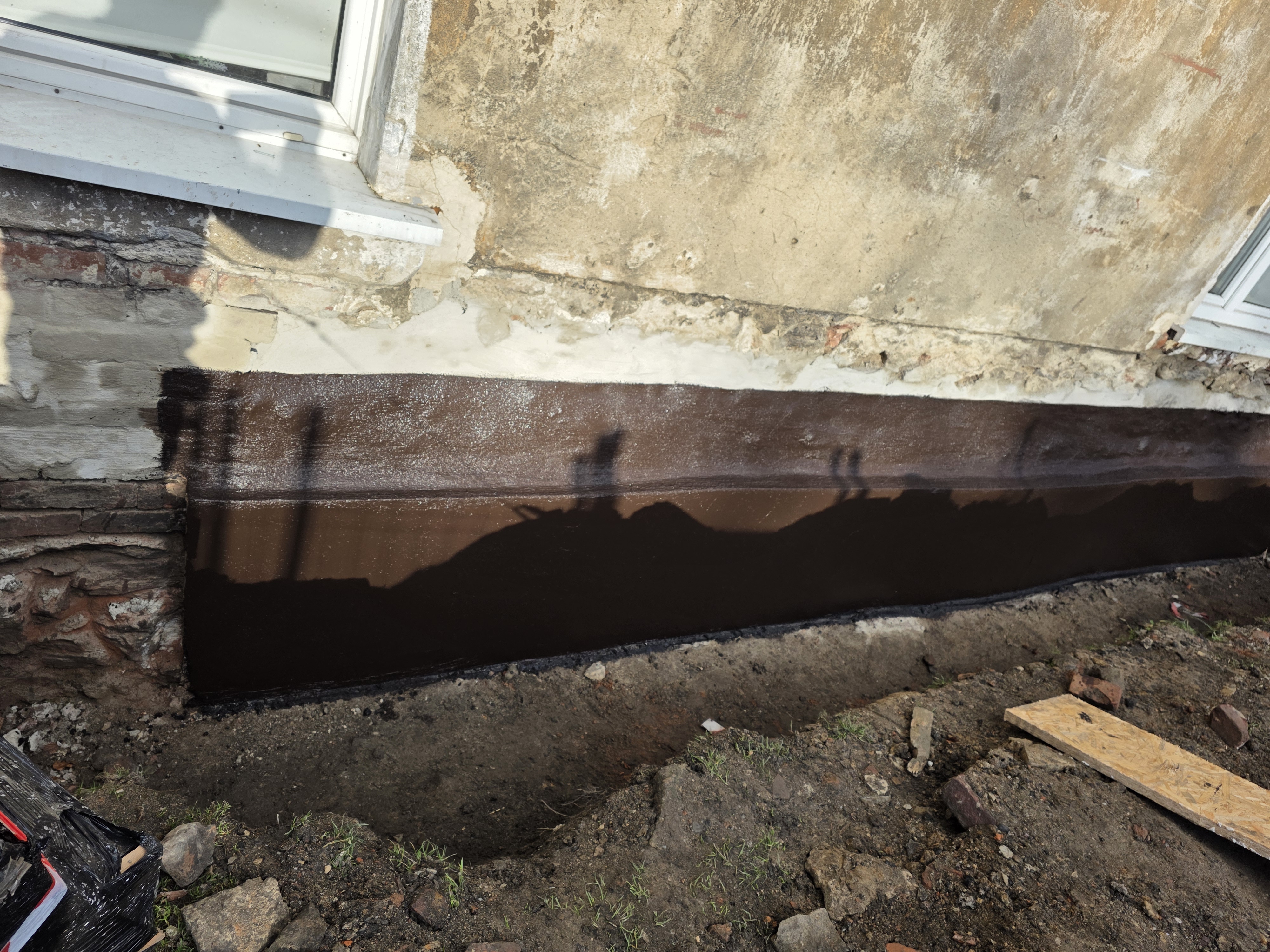 Aplikacja masy grubowarstwowej KMB izolacja przeciwwodna