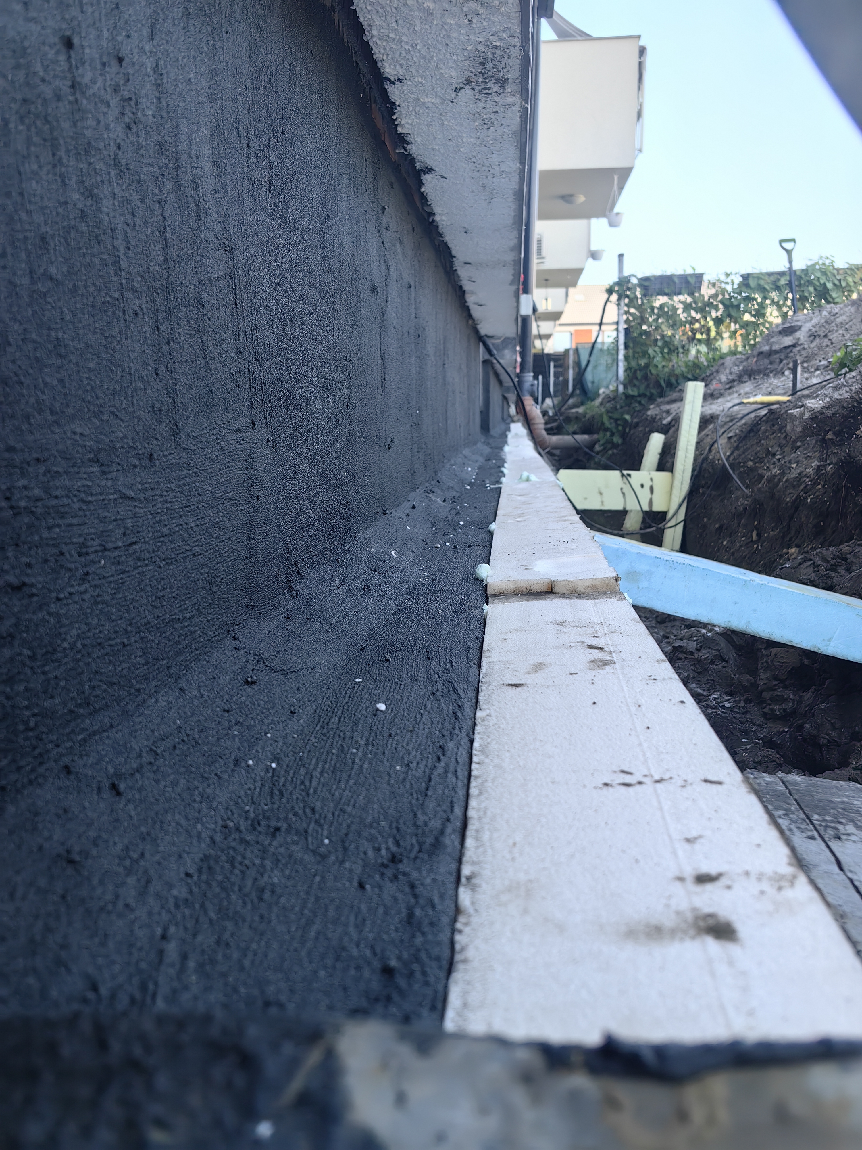 Odkopane mury fundamentowe Dzierżoniów