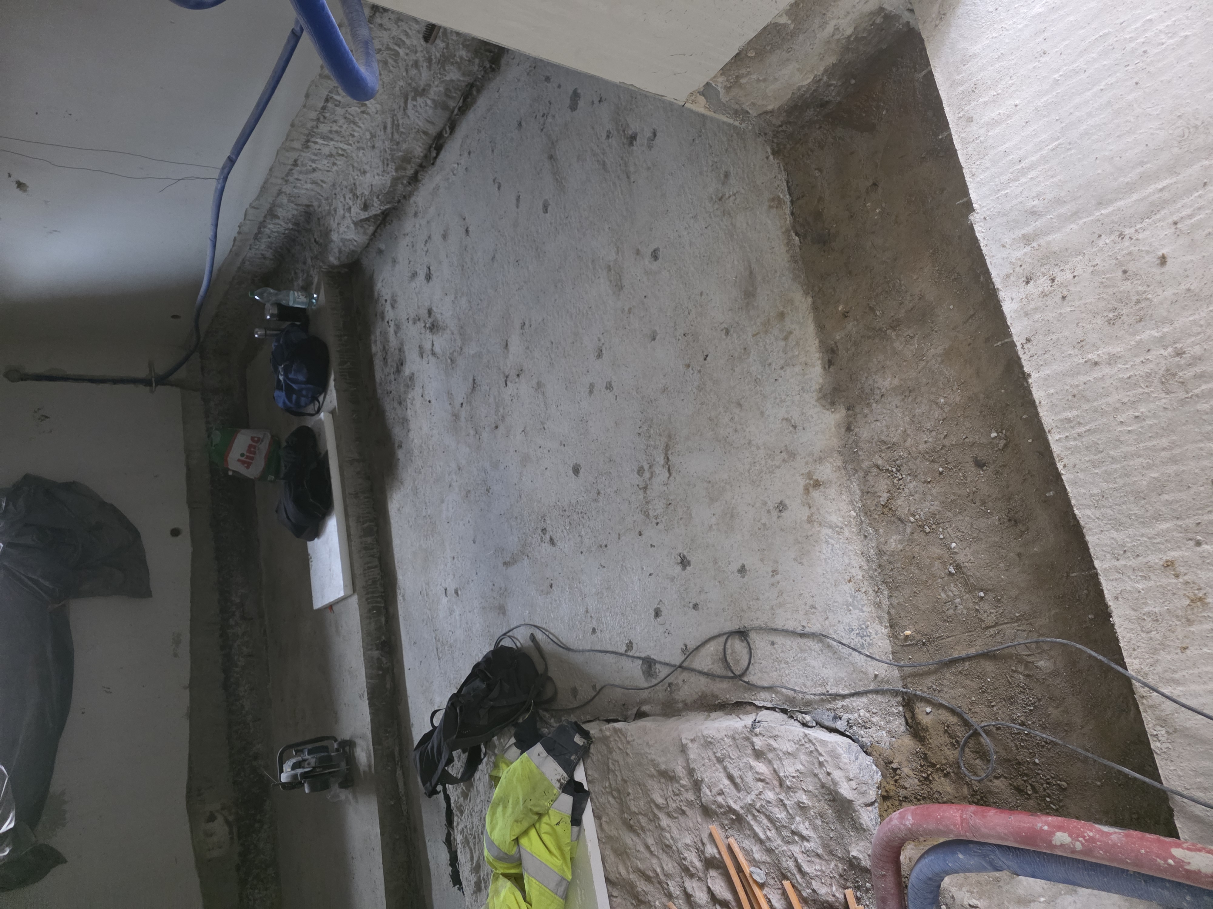 Wymiana posadzki i wykonywanie izolacji w piwnicy