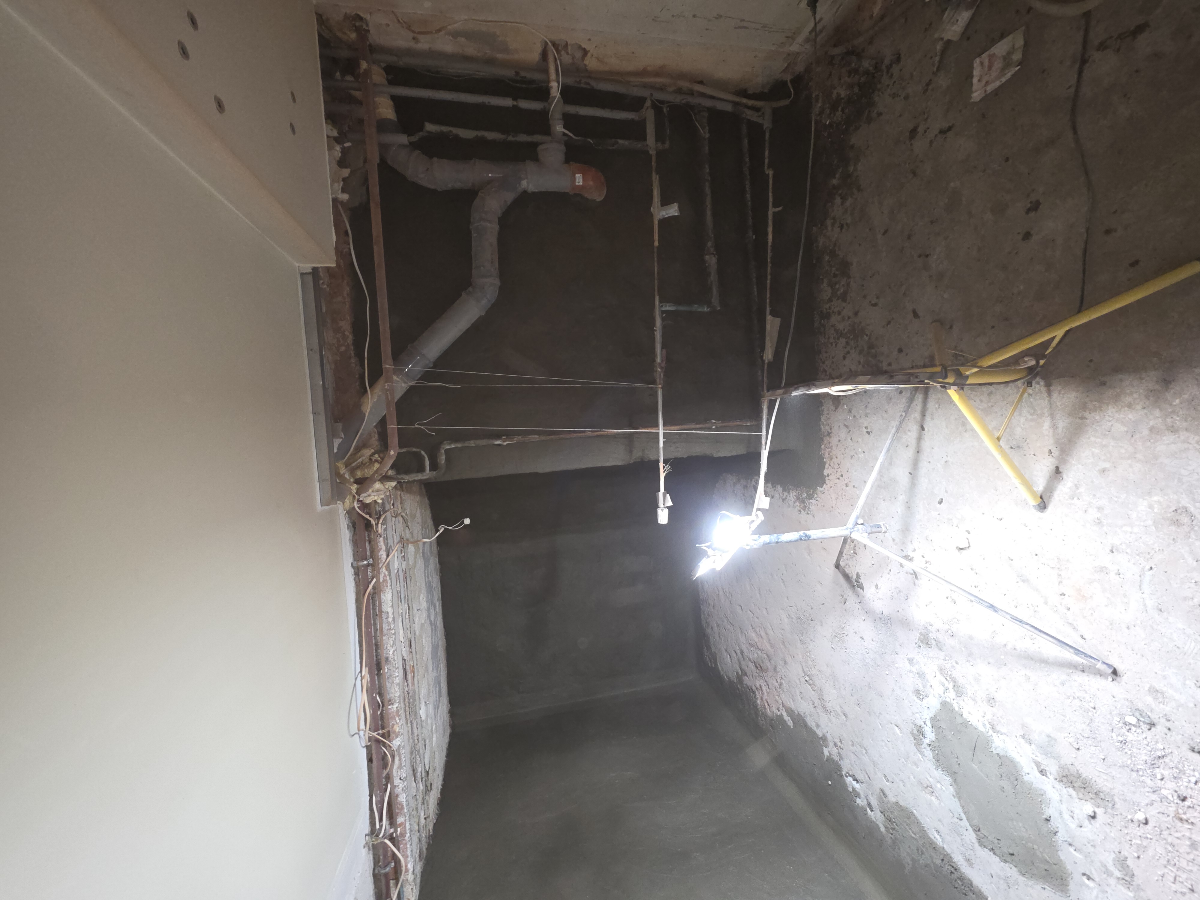 Izolacja ścian przed nałożeniem tynków renowacyjnych Dzierżoniów