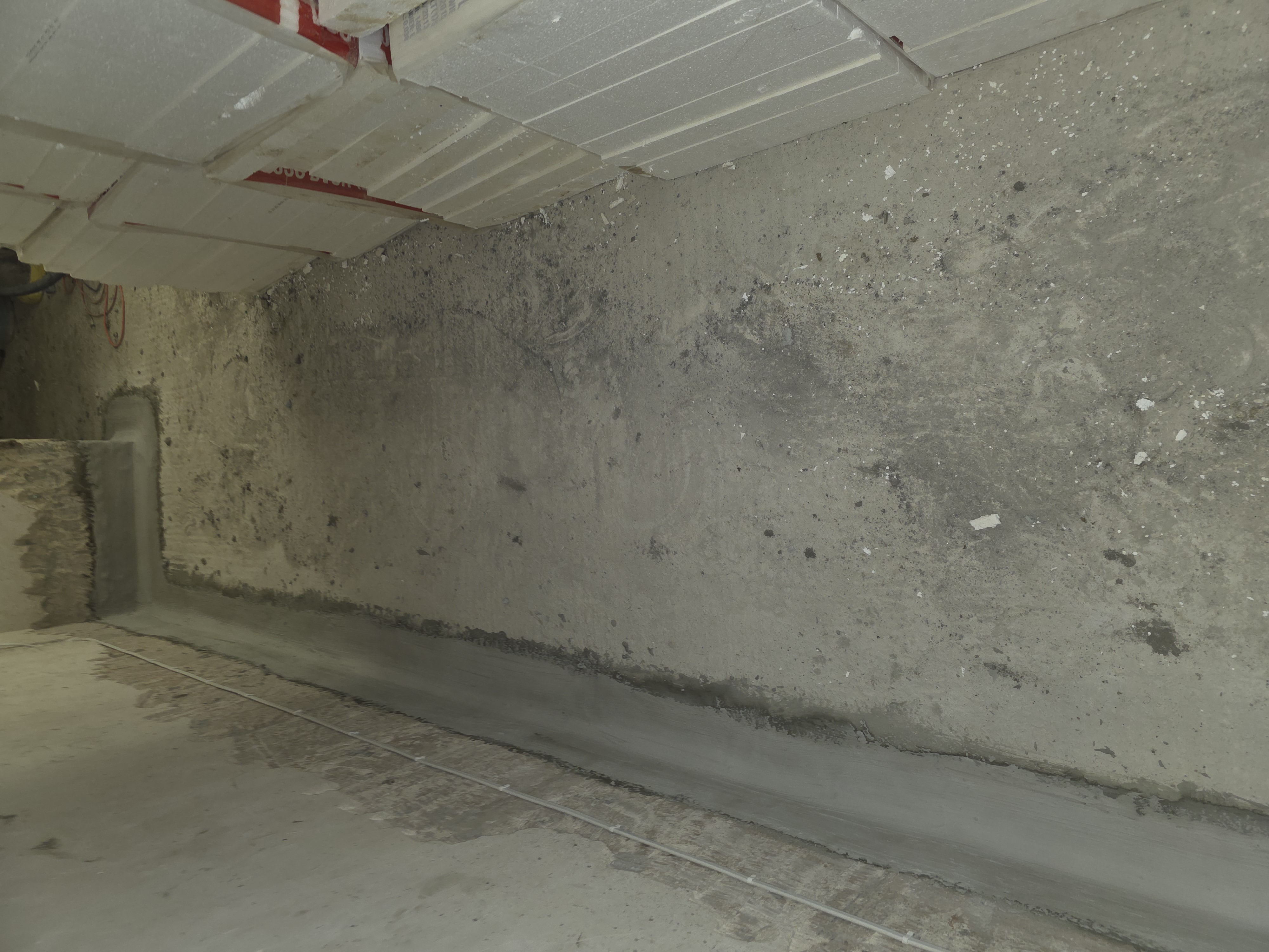 Izolacja posadzek i wyrabianie faset uszczelniających