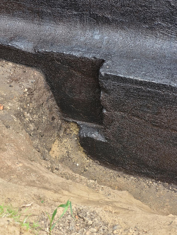 Proces izolacji ściany fundamentowej