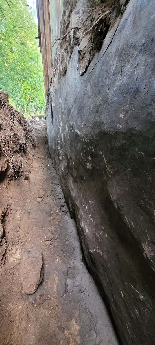 Izolacja fundamentów w trakcie prac - wykop